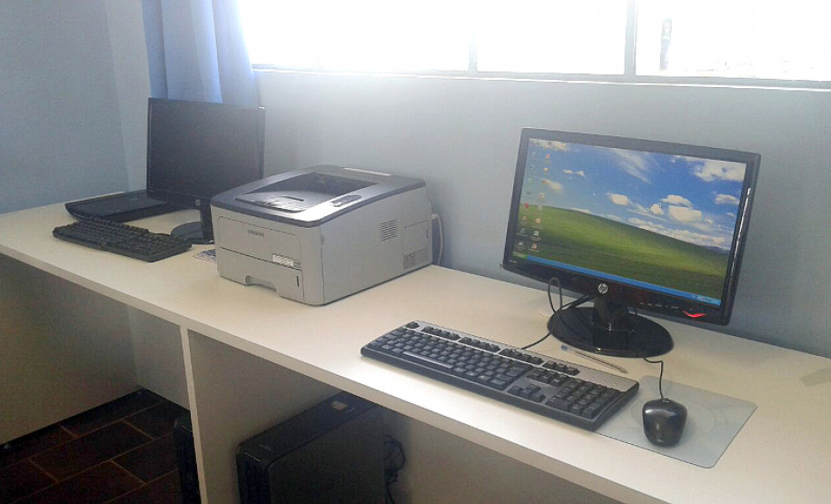 Os professores do Colégio Estadual Vila Industrial, em Laranjeiras do Sul, ganharam mais agilidade em sala de aula. Há uma semana, a escola instalou computadores com acesso à internet em cada uma das quatro salas de aula para que os professores tenham acesso ao Registro de Classe Online, programa desenvolvido pela Secretaria de Estado da Educação em parceria com a Companhia de Tecnologia da Informação e Comunicação do Paraná (Celepar).