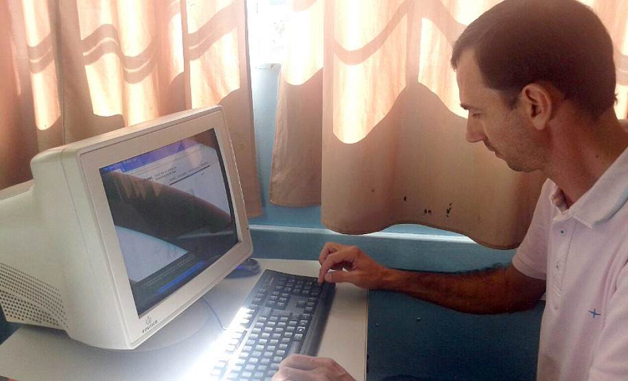 Os professores do Colégio Estadual Vila Industrial, em Laranjeiras do Sul, ganharam mais agilidade em sala de aula. Há uma semana, a escola instalou computadores com acesso à internet em cada uma das quatro salas de aula para que os professores tenham acesso ao Registro de Classe Online, programa desenvolvido pela Secretaria de Estado da Educação em parceria com a Companhia de Tecnologia da Informação e Comunicação do Paraná (Celepar).