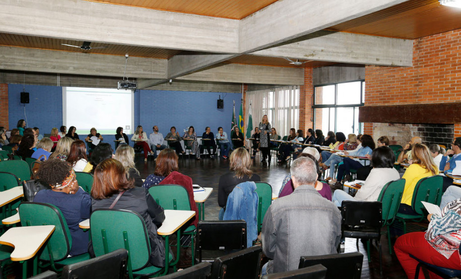 Mais de 600 técnicos disciplinares e coordenadores pedagógicos dos 32 Núcleos Regionais de Educação (NREs) participam nesta semana, em Curitiba, da elaboração de propostas que serão trabalhadas nas oficinas de formação continuada que o Governo do Paraná ofertará aos profissionais que atuam nas escolas da rede estadual.

As oficinas começam na segunda quinzena de maio.