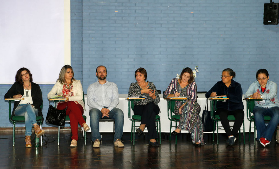 Mais de 600 técnicos disciplinares e coordenadores pedagógicos dos 32 Núcleos Regionais de Educação (NREs) participam nesta semana, em Curitiba, da elaboração de propostas que serão trabalhadas nas oficinas de formação continuada que o Governo do Paraná ofertará aos profissionais que atuam nas escolas da rede estadual.

As oficinas começam na segunda quinzena de maio.