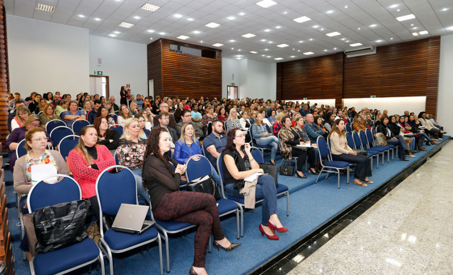 110 escolas estaduais debatem sistema de avaliação Diretores, professores e pedagogos das 110 escolas pertencentes ao Núcleo Regional de Educação (NRE) da Área Metropolitana Norte e coordenadores pedagógicos municipais da Região Metropolitana de Curitiba, participaram nesta quinta-feira (30), em Curitiba, do 1° Encontro Regional de Gestão Escolar. A formação teve como objetivo promover a reflexão dos processos avaliativos e foi ministrada por pesquisadores e especialistas da área.
