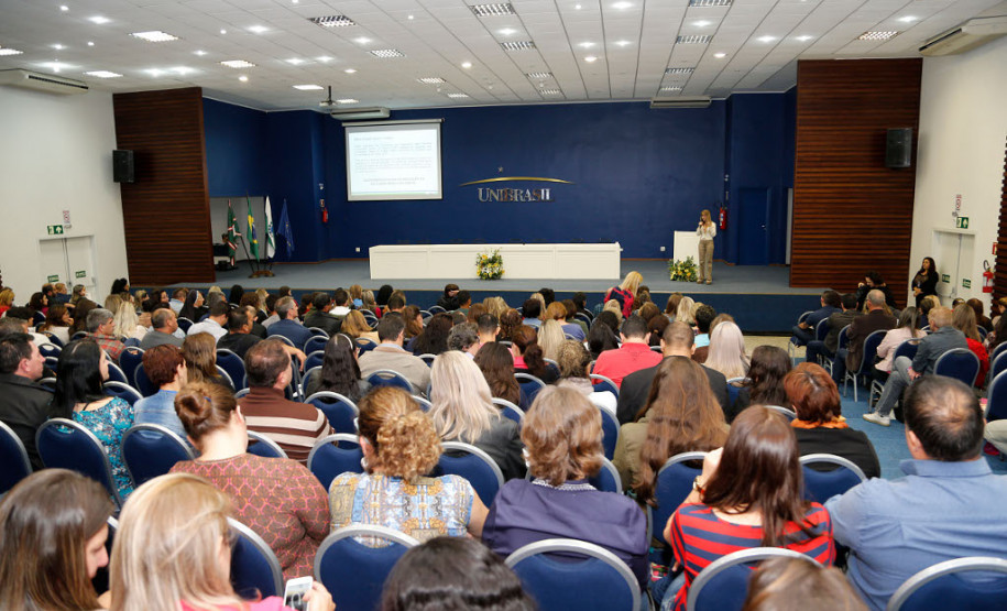 110 escolas estaduais debatem sistema de avaliação Diretores, professores e pedagogos das 110 escolas pertencentes ao Núcleo Regional de Educação (NRE) da Área Metropolitana Norte e coordenadores pedagógicos municipais da Região Metropolitana de Curitiba, participaram nesta quinta-feira (30), em Curitiba, do 1° Encontro Regional de Gestão Escolar. A formação teve como objetivo promover a reflexão dos processos avaliativos e foi ministrada por pesquisadores e especialistas da área.