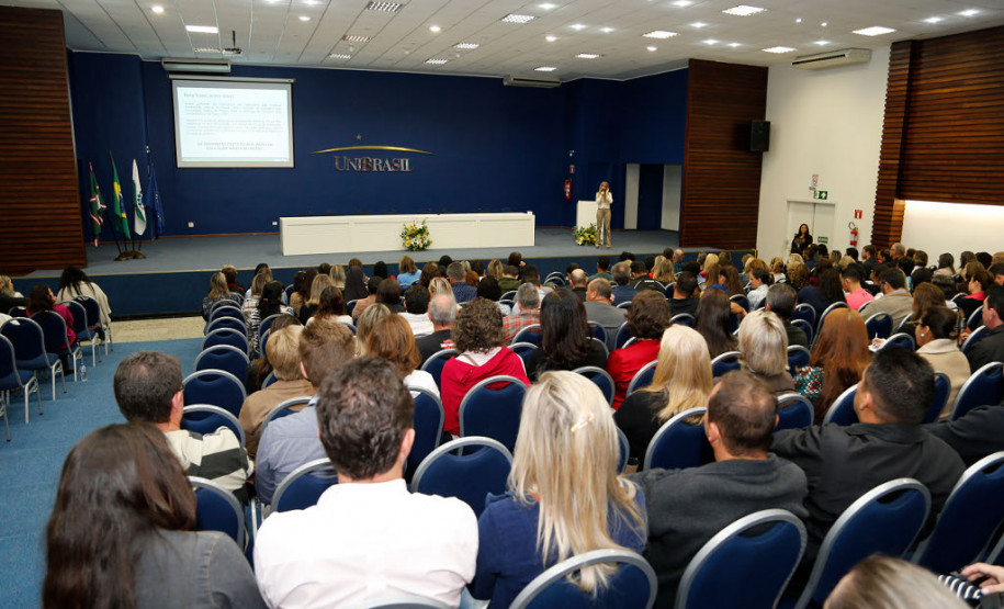 110 escolas estaduais debatem sistema de avaliação Diretores, professores e pedagogos das 110 escolas pertencentes ao Núcleo Regional de Educação (NRE) da Área Metropolitana Norte e coordenadores pedagógicos municipais da Região Metropolitana de Curitiba, participaram nesta quinta-feira (30), em Curitiba, do 1° Encontro Regional de Gestão Escolar. A formação teve como objetivo promover a reflexão dos processos avaliativos e foi ministrada por pesquisadores e especialistas da área.