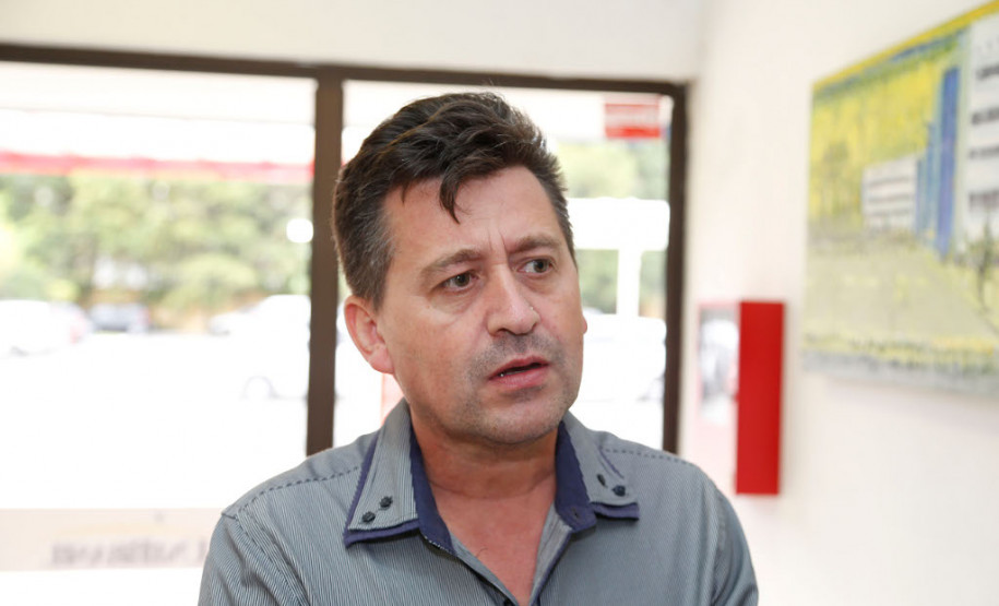 110 escolas estaduais debatem sistema de avaliação O diretor do Colégio Estadual Princesa Isabel, de Cerro Azul, Jonival Ignez Desplanches, destacou a contribuição para a formação dos professores. “O curso é uma oportunidade que o Governo do Estado proporciona para melhorar a qualidade do ensino público, pois alguns professores saem da faculdade com uma determinada visão sobre o processo de avaliação, mas chegam na escola e percebem que é diferente”, disse.