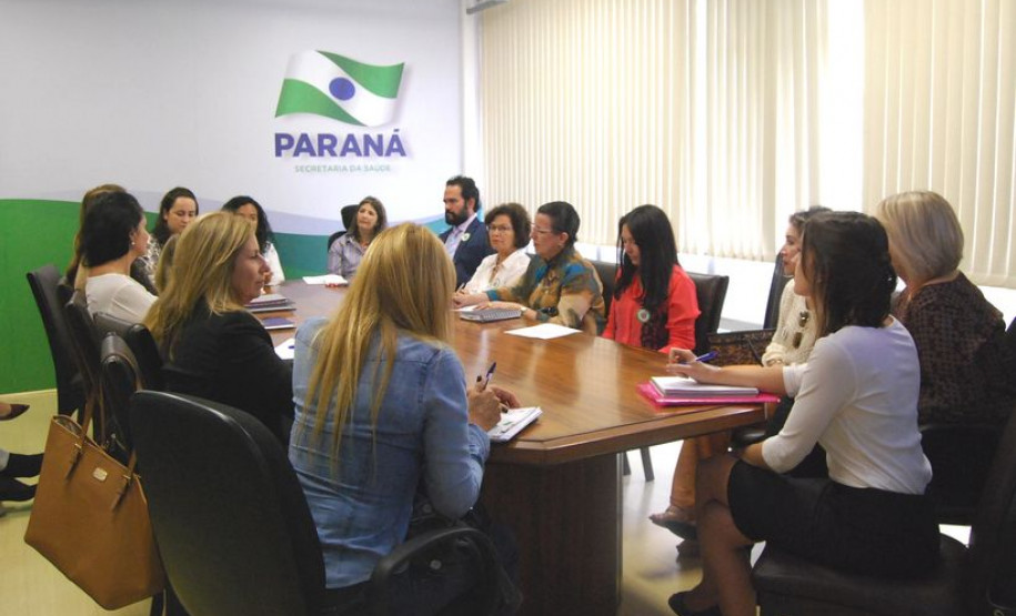 A Secretaria da Saúde e o Ministério da Saúde vão implantar programas voltados a crianças e adolescentes para a prevenção do uso de drogas e álcool no Paraná. A reunião com representantes do Ministério, e das Secretarias estaduais da Educação e da Família e Desenvolvimento Social aconteceu nesta quinta-feira (30) em Curitiba.