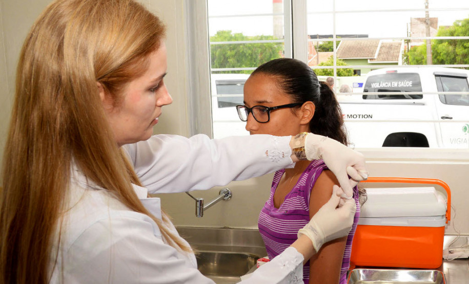 A vacinação contra a dengue no Paraná vai ser estendida até 7 de abril. A Secretaria de Estado da Saúde decidiu ampliar o prazo para imunizar mais pessoas, principalmente nas maiores cidades, como Londrina, Maringá, Foz do Iguaçu e Paranaguá, que ainda estão com resultados abaixo do esperado. Até a manhã desta sexta-feira (31), 65% do público-alvo para a segunda dose foi vacinado.