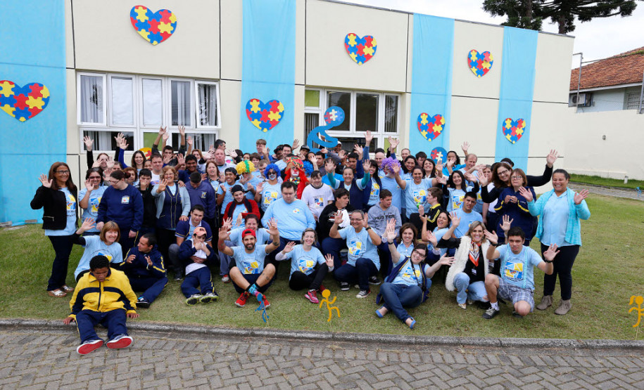 Espetáculo de circo marca conscientização do Autismo Mágicos, bailarinas, palhaços, malabaristas e rappers autistas trouxeram a alegria do circo para marcar o Dia Mundial da Conscientização do Autismo, que acontece no próximo domingo – 2 de abril. O espetáculo, apresentado para colegas, professores e funcionários da Escola Estadual de Educação Especial Lucy Requião Mello e Silva, em Curitiba, nessa sexta-feira (31), mostra possibilidades de trabalho com esses alunos.