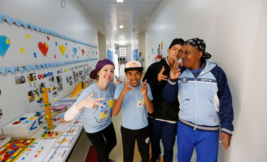 Espetáculo de circo marca conscientização do Autismo Mágicos, bailarinas, palhaços, malabaristas e rappers autistas trouxeram a alegria do circo para marcar o Dia Mundial da Conscientização do Autismo, que acontece no próximo domingo – 2 de abril. O espetáculo, apresentado para colegas, professores e funcionários da Escola Estadual de Educação Especial Lucy Requião Mello e Silva, em Curitiba, nessa sexta-feira (31), mostra possibilidades de trabalho com esses alunos.