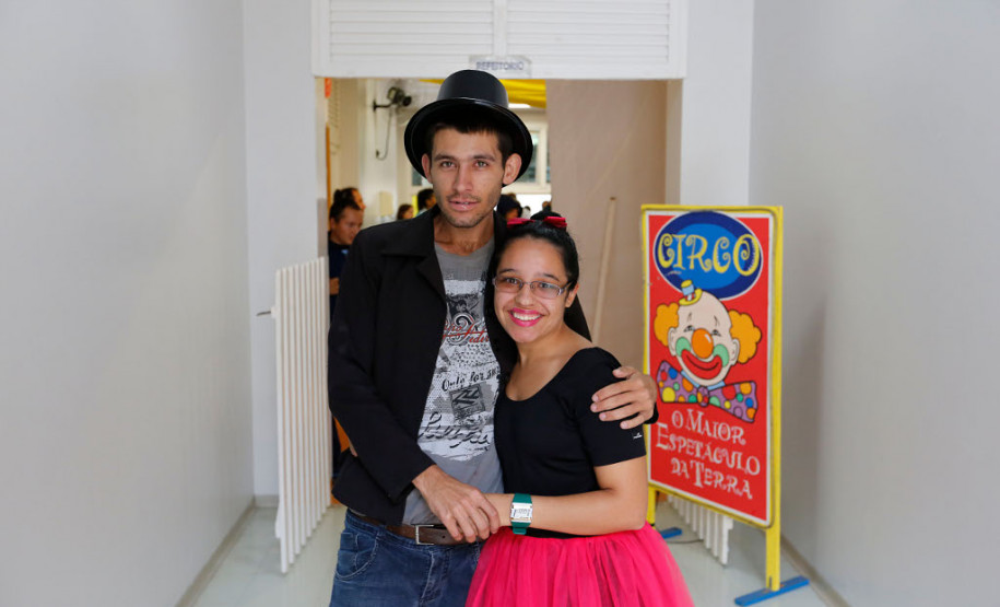 Espetáculo de circo marca conscientização do Autismo Mágicos, bailarinas, palhaços, malabaristas e rappers autistas trouxeram a alegria do circo para marcar o Dia Mundial da Conscientização do Autismo, que acontece no próximo domingo – 2 de abril. O espetáculo, apresentado para colegas, professores e funcionários da Escola Estadual de Educação Especial Lucy Requião Mello e Silva, em Curitiba, nessa sexta-feira (31), mostra possibilidades de trabalho com esses alunos.