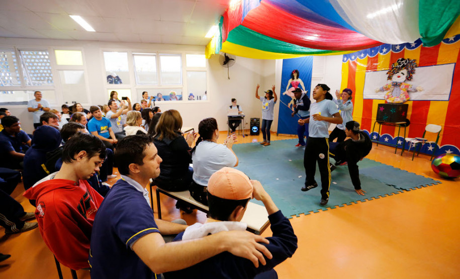 Espetáculo de circo marca conscientização do Autismo Mágicos, bailarinas, palhaços, malabaristas e rappers autistas trouxeram a alegria do circo para marcar o Dia Mundial da Conscientização do Autismo, que acontece no próximo domingo – 2 de abril. O espetáculo, apresentado para colegas, professores e funcionários da Escola Estadual de Educação Especial Lucy Requião Mello e Silva, em Curitiba, nessa sexta-feira (31), mostra possibilidades de trabalho com esses alunos.