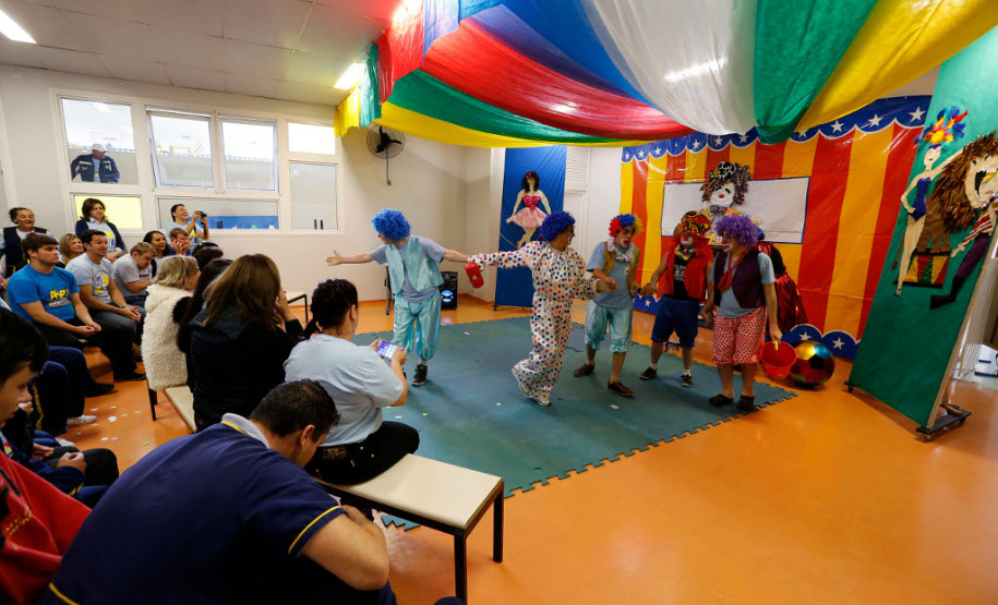 Espetáculo de circo marca conscientização do Autismo Mágicos, bailarinas, palhaços, malabaristas e rappers autistas trouxeram a alegria do circo para marcar o Dia Mundial da Conscientização do Autismo, que acontece no próximo domingo – 2 de abril. O espetáculo, apresentado para colegas, professores e funcionários da Escola Estadual de Educação Especial Lucy Requião Mello e Silva, em Curitiba, nessa sexta-feira (31), mostra possibilidades de trabalho com esses alunos.