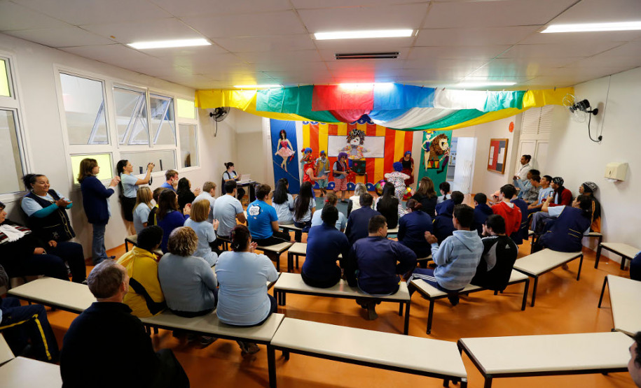 Espetáculo de circo marca conscientização do Autismo Mágicos, bailarinas, palhaços, malabaristas e rappers autistas trouxeram a alegria do circo para marcar o Dia Mundial da Conscientização do Autismo, que acontece no próximo domingo – 2 de abril. O espetáculo, apresentado para colegas, professores e funcionários da Escola Estadual de Educação Especial Lucy Requião Mello e Silva, em Curitiba, nessa sexta-feira (31), mostra possibilidades de trabalho com esses alunos.