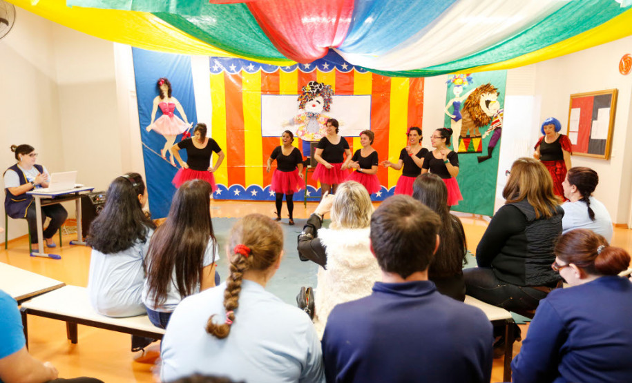 Espetáculo de circo marca conscientização do Autismo Mágicos, bailarinas, palhaços, malabaristas e rappers autistas trouxeram a alegria do circo para marcar o Dia Mundial da Conscientização do Autismo, que acontece no próximo domingo – 2 de abril. O espetáculo, apresentado para colegas, professores e funcionários da Escola Estadual de Educação Especial Lucy Requião Mello e Silva, em Curitiba, nessa sexta-feira (31), mostra possibilidades de trabalho com esses alunos.