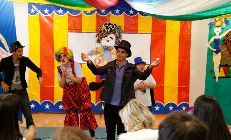 Espetáculo de circo marca conscientização do Autismo Mágicos, bailarinas, palhaços, malabaristas e rappers autistas trouxeram a alegria do circo para marcar o Dia Mundial da Conscientização do Autismo, que acontece no próximo domingo – 2 de abril. O espetáculo, apresentado para colegas, professores e funcionários da Escola Estadual de Educação Especial Lucy Requião Mello e Silva, em Curitiba, nessa sexta-feira (31), mostra possibilidades de trabalho com esses alunos.