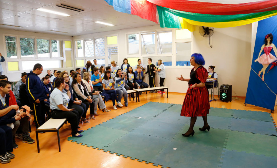 Espetáculo de circo marca conscientização do Autismo Mágicos, bailarinas, palhaços, malabaristas e rappers autistas trouxeram a alegria do circo para marcar o Dia Mundial da Conscientização do Autismo, que acontece no próximo domingo – 2 de abril. O espetáculo, apresentado para colegas, professores e funcionários da Escola Estadual de Educação Especial Lucy Requião Mello e Silva, em Curitiba, nessa sexta-feira (31), mostra possibilidades de trabalho com esses alunos.
