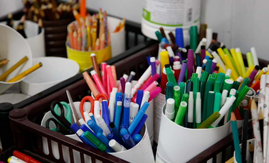 Está disponível nas contas das escolas da rede pública estadual, nesta segunda-feira (03), a nova cota consumo do programa Fundo Rotativo, destinada a cobrir despesas com aquisição de materiais de expediente, itens esportivos, gás e lâmpadas, entre outros materiais da rotina escolar. Ao todo, são R$ 4 milhões que chegam às unidades da rede paranaense. O valor liberado por escola é calculado com base no número de alunos e na modalidade de ensino ofertada.