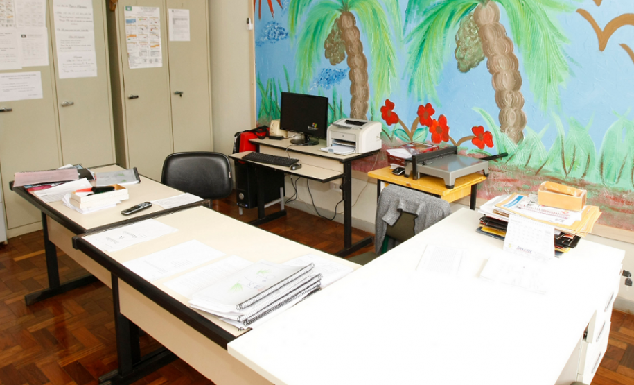 Está disponível nas contas das escolas da rede pública estadual, nesta segunda-feira (03), a nova cota consumo do programa Fundo Rotativo, destinada a cobrir despesas com aquisição de materiais de expediente, itens esportivos, gás e lâmpadas, entre outros materiais da rotina escolar. Ao todo, são R$ 4 milhões que chegam às unidades da rede paranaense. O valor liberado por escola é calculado com base no número de alunos e na modalidade de ensino ofertada.