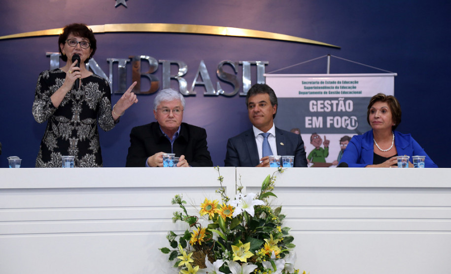 O governador Beto Richa participou nesta segunda-feira (3), em Curitiba, da aula inaugural do curso de formação continuada do Programa Gestão em Foco, voltado a diretores de escolas estaduais do Estado. Durante o evento, Richa destacou os avanços da educação do Paraná nos últimos anos.