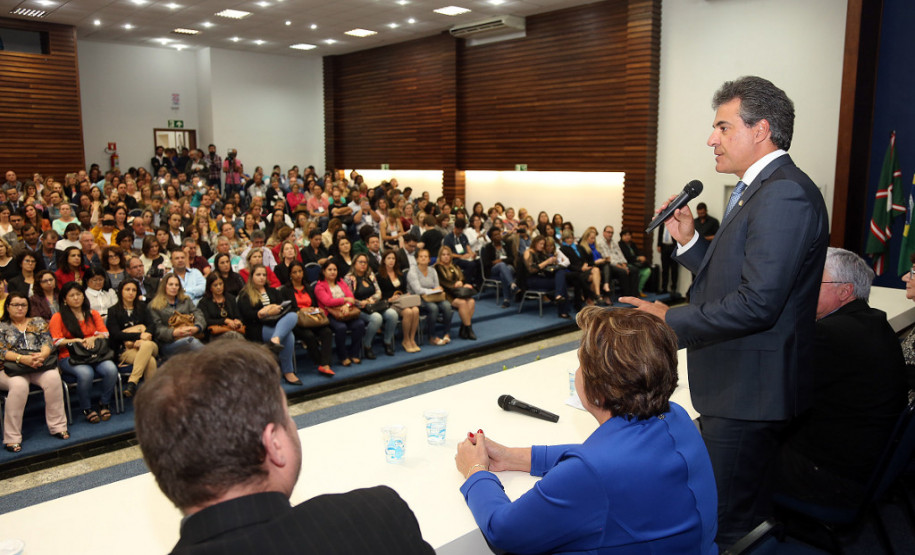 O governador Beto Richa participou nesta segunda-feira (3), em Curitiba, da aula inaugural do curso de formação continuada do Programa Gestão em Foco, voltado a diretores de escolas estaduais do Estado. Durante o evento, Richa destacou os avanços da educação do Paraná nos últimos anos.