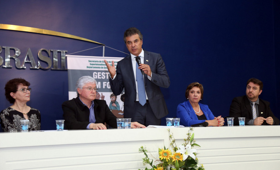 O governador Beto Richa participou nesta segunda-feira (3), em Curitiba, da aula inaugural do curso de formação continuada do Programa Gestão em Foco, voltado a diretores de escolas estaduais do Estado. Durante o evento, Richa destacou os avanços da educação do Paraná nos últimos anos.