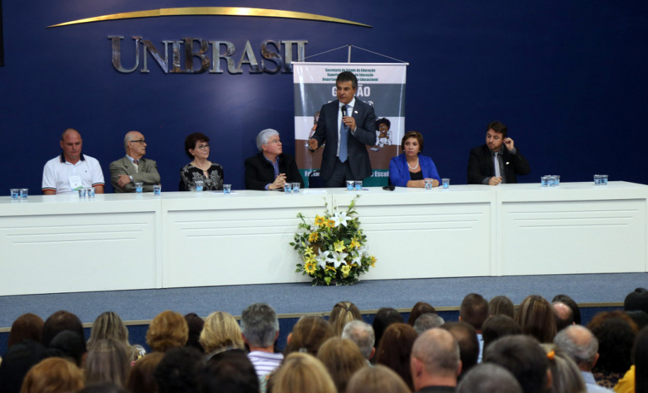 O governador Beto Richa participou nesta segunda-feira (3), em Curitiba, da aula inaugural do curso de formação continuada do Programa Gestão em Foco, voltado a diretores de escolas estaduais do Estado. Durante o evento, Richa destacou os avanços da educação do Paraná nos últimos anos.