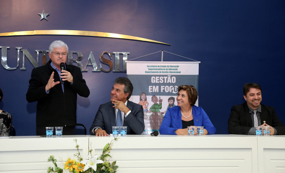 O governador Beto Richa participou nesta segunda-feira (3), em Curitiba, da aula inaugural do curso de formação continuada do Programa Gestão em Foco, voltado a diretores de escolas estaduais do Estado. Durante o evento, Richa destacou os avanços da educação do Paraná nos últimos anos.