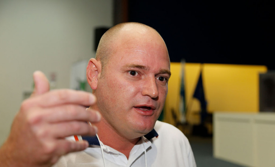 É o caso do diretor Aimar Roberto Koch, do Colégio Estadual Padre Antônio Vieira, em Francisco Beltrão (Centro-Oeste), que está no primeiro ano de gestão