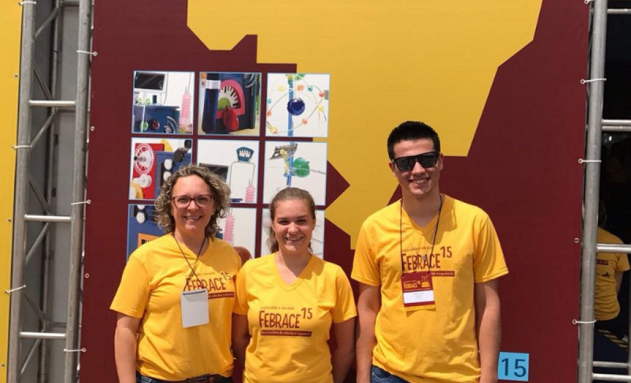 Em Maripá, os alunos Maria Fernanda Baumann, Matheus Thim, e Gabriel Eduardo da Silva, com orientação da diretora Adriana Cristina Marquioro Baumann, exibiram o projeto Fita reagente para detectar resíduos de agrotóxicos em hortaliças