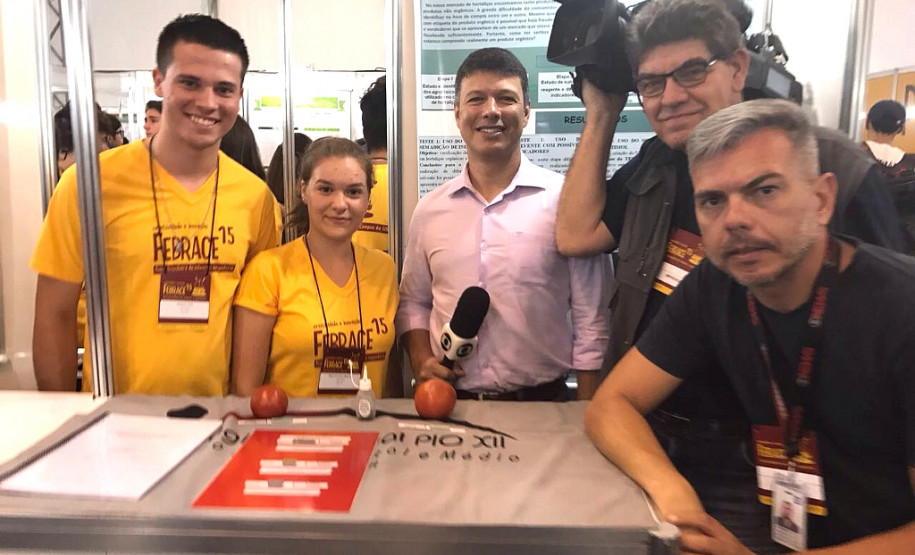 Em Maripá, os alunos Maria Fernanda Baumann, Matheus Thim, e Gabriel Eduardo da Silva, com orientação da diretora Adriana Cristina Marquioro Baumann, exibiram o projeto Fita reagente para detectar resíduos de agrotóxicos em hortaliças