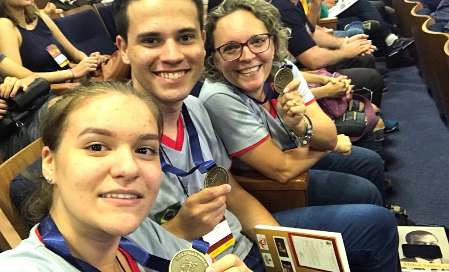 Em Maripá, os alunos Maria Fernanda Baumann, Matheus Thim, e Gabriel Eduardo da Silva, com orientação da diretora Adriana Cristina Marquioro Baumann, exibiram o projeto Fita reagente para detectar resíduos de agrotóxicos em hortaliças