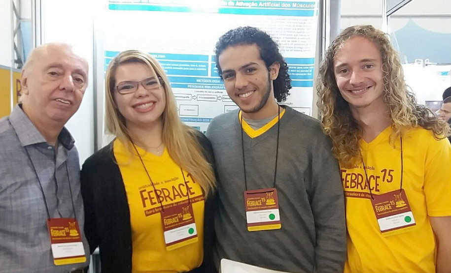 Os alunos do CEEP de Cascavel Guilherme Biazi Sabin, Pamela Guimarães Zuniga e Gabriel Rodrigues Guia - orientados pelos coordenadores de curso Gelson Leandro Kaul e Vander Fabio Silveira - participaram com o projeto Recuperação de membros paralisados por meio da ativação artificial dos músculos