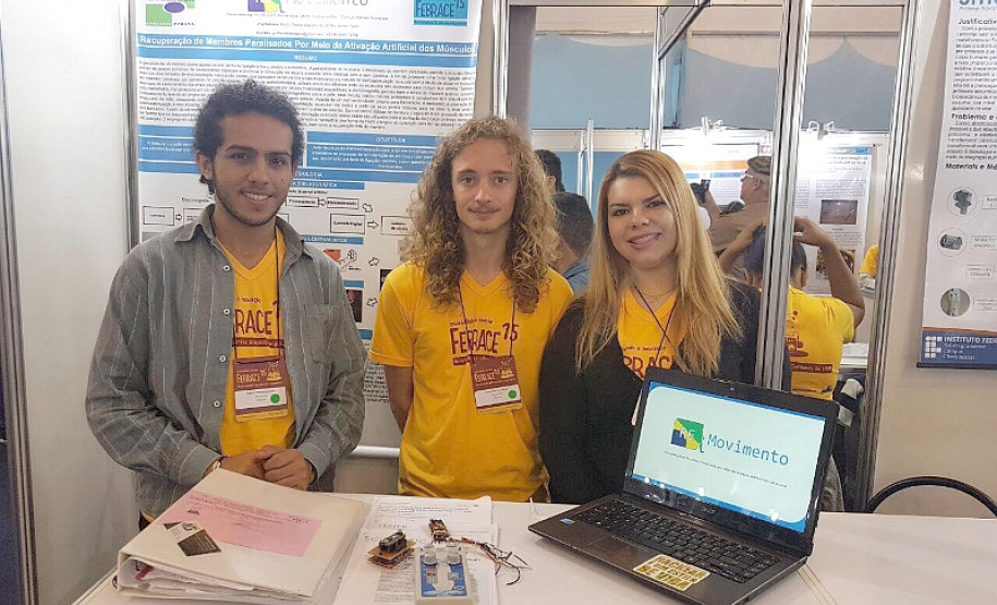 Os alunos do CEEP de Cascavel Guilherme Biazi Sabin, Pamela Guimarães Zuniga e Gabriel Rodrigues Guia - orientados pelos coordenadores de curso Gelson Leandro Kaul e Vander Fabio Silveira - participaram com o projeto Recuperação de membros paralisados por meio da ativação artificial dos músculos