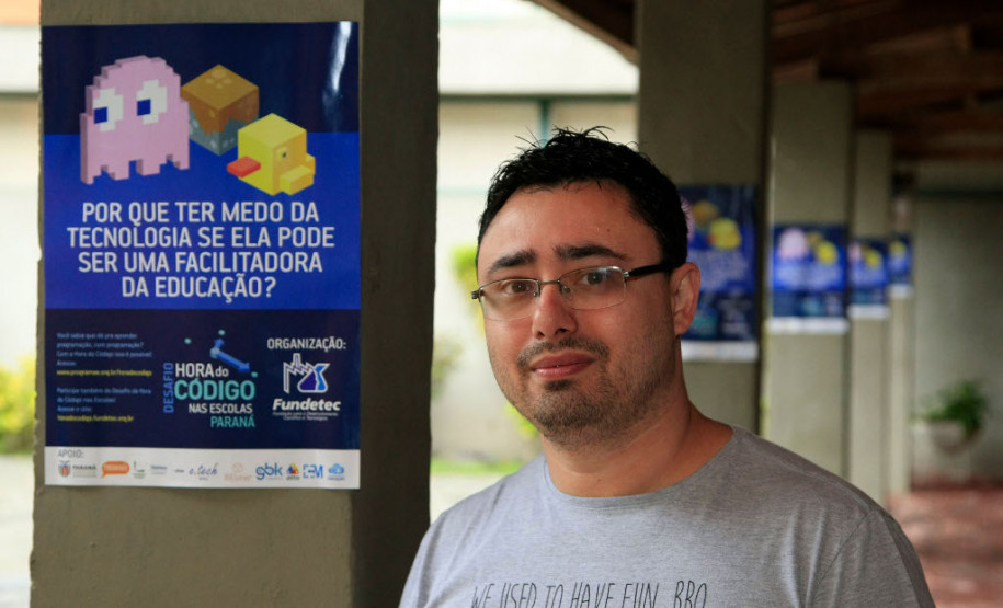 “O programa vai atender a um pedido das escolas pela formação continuada voltada para tecnologias educacionais. É preciso trazer essa reflexão para dentro da escola e proporcionar novas informações e equipamentos para que a educação esteja inserida no mundo da tecnologia, é preciso que isso seja definido em conjunto com o coletivo das escolas”, destacou o diretor de Políticas e Tecnologias Educacionais da Secretaria, Eziquiel Menta.