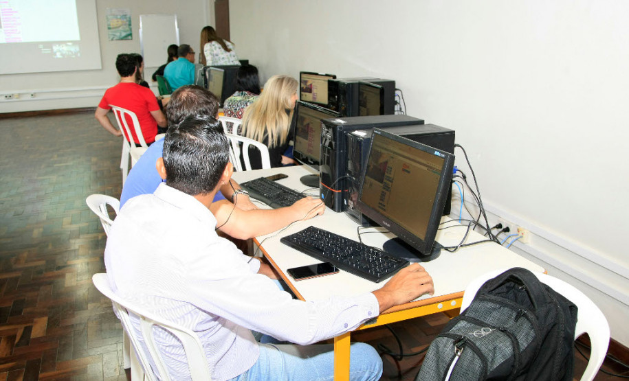 O Governo do Estado vai ampliar o parque tecnológico das escolas da rede estadual de ensino. A ação será feita por meio de cursos de formação continuada voltados para Tecnologias Digitais de Informação e Comunicação (TDIC) pelo programa Conectados 2.0 desenvolvido pela Secretaria de Estado da Educação. A formação vai atender mil escolas estaduais, sendo 500 ainda neste ano e a outra metade em 2018.