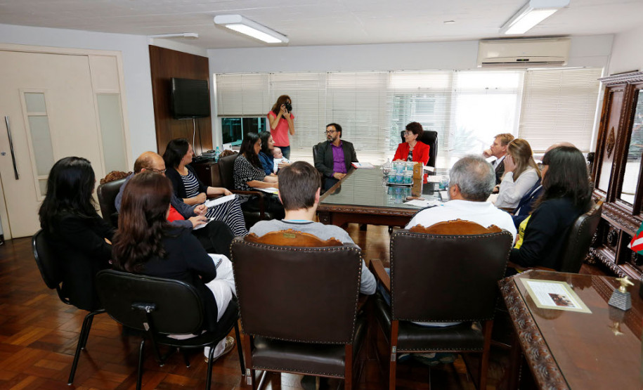 A secretária de Estado da Educação, Ana Seres, recebeu dirigentes do sindicato dos professores da rede estadual na tarde desta quarta-feira (05), para continuar a debater as demandas da categoria. O encontro foi solicitado pelo sindicato.