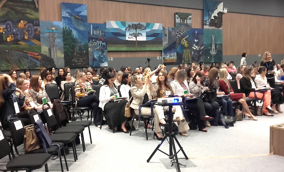 A secretária de Estado da Educação, professora Ana Seres, participou da abertura do 15º Fórum Estadual da União dos Dirigentes Municipais da Educação (Undime) Paraná, na manhã desta quinta-feira (06), em Curitiba. O objetivo do evento, que segue até sexta-feira (07), é debater os desafios e soluções para a educação pública.