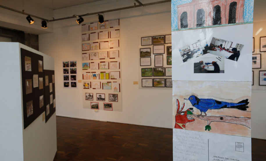 O Museu da Escola Paranaense, em parceria com o Núcleo Regional de Educação de Curitiba, realiza até o dia 21 de maio a exposição itinerante “Diálogos sobre a História e a Importância da Educação Patrimonial de Curitiba”.