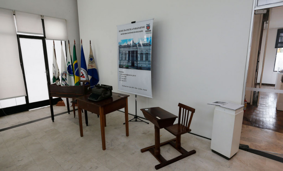 O Museu da Escola Paranaense, em parceria com o Núcleo Regional de Educação de Curitiba, realiza até o dia 21 de maio a exposição itinerante “Diálogos sobre a História e a Importância da Educação Patrimonial de Curitiba”.