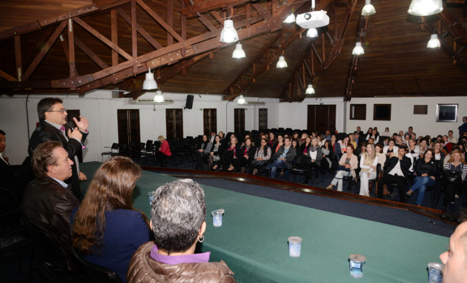 Ao todo, o governo estadual destinará R$ 7,5 milhões ao Paraná Saudável. O recurso será utilizado na produção de materiais educativos, capacitação de professores, promoção de atividades nas escolas, criação, produção e divulgação da campanha de mídia. As peças estarão presentes também na TV, no rádio, nos jornais e na internet.