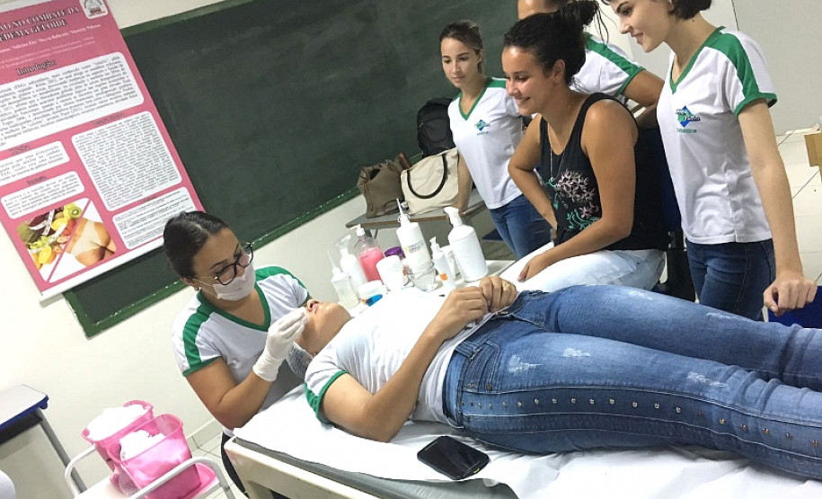 Alunos de Paranavaí atendem mil pacientes por semana Os postos de saúde e hospitais de Paranavaí, Noroeste do Paraná, ganharam aliados no atendimento à comunidade. Cerca de 250 estudantes dos cursos técnicos em enfermagem e saúde bucal do Colégio Estadual Bento Munhoz da Rocha efetuam todo o preparo dos pacientes antes da consulta médica: medem a pressão e verificam a temperatura, por exemplo.