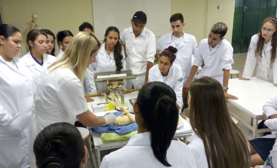 Alunos de Paranavaí atendem mil pacientes por semana Os postos de saúde e hospitais de Paranavaí, Noroeste do Paraná, ganharam aliados no atendimento à comunidade. Cerca de 250 estudantes dos cursos técnicos em enfermagem e saúde bucal do Colégio Estadual Bento Munhoz da Rocha efetuam todo o preparo dos pacientes antes da consulta médica: medem a pressão e verificam a temperatura, por exemplo.