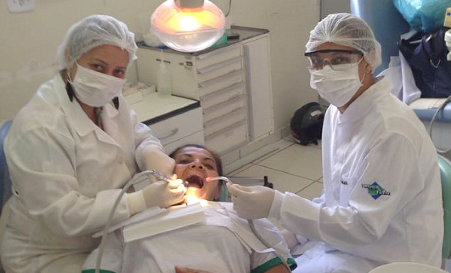 Alunos de Paranavaí atendem mil pacientes por semana Os postos de saúde e hospitais de Paranavaí, Noroeste do Paraná, ganharam aliados no atendimento à comunidade. Cerca de 250 estudantes dos cursos técnicos em enfermagem e saúde bucal do Colégio Estadual Bento Munhoz da Rocha efetuam todo o preparo dos pacientes antes da consulta médica: medem a pressão e verificam a temperatura, por exemplo.