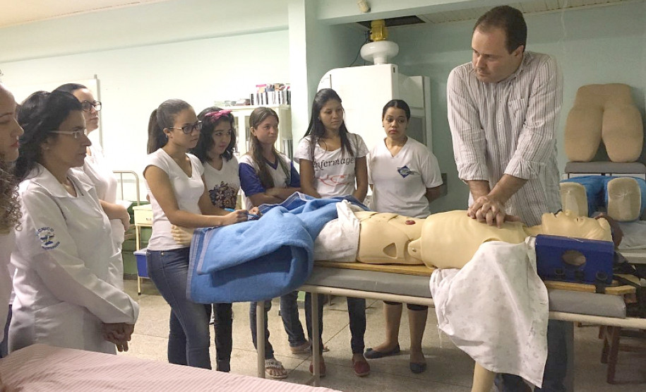 Alunos de Paranavaí atendem mil pacientes por semana Os postos de saúde e hospitais de Paranavaí, Noroeste do Paraná, ganharam aliados no atendimento à comunidade. Cerca de 250 estudantes dos cursos técnicos em enfermagem e saúde bucal do Colégio Estadual Bento Munhoz da Rocha efetuam todo o preparo dos pacientes antes da consulta médica: medem a pressão e verificam a temperatura, por exemplo.