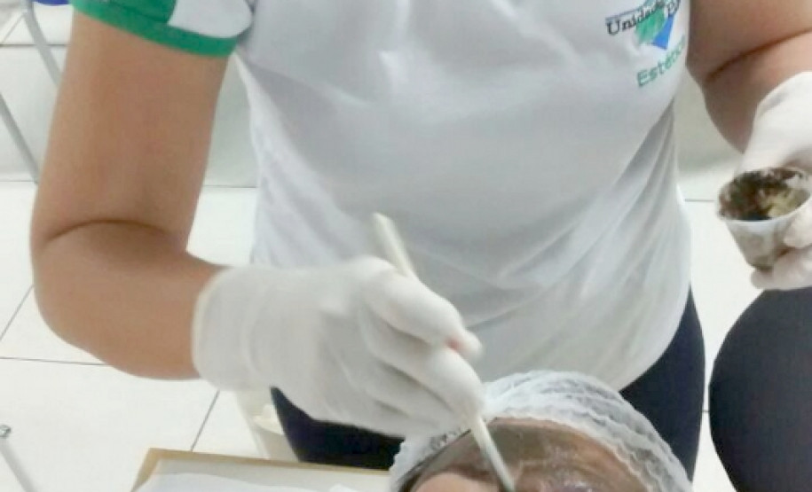 Alunos de Paranavaí atendem mil pacientes por semana Os postos de saúde e hospitais de Paranavaí, Noroeste do Paraná, ganharam aliados no atendimento à comunidade. Cerca de 250 estudantes dos cursos técnicos em enfermagem e saúde bucal do Colégio Estadual Bento Munhoz da Rocha efetuam todo o preparo dos pacientes antes da consulta médica: medem a pressão e verificam a temperatura, por exemplo.