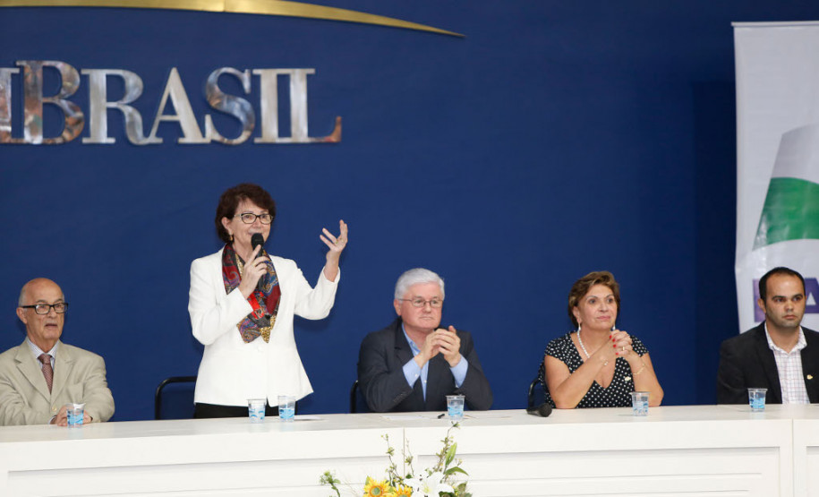 Cerca de 400 pessoas participaram, na noite desta segunda-feira (10), em Curitiba, da abertura do curso de gestão para a terceira turma de diretores de escolas estaduais. Neste grupo estão gestores de escolas da Área Metropolitana Norte, Dois Vizinhos, Francisco Beltrão, Pato Branco e União da Vitória. Iniciado no último dia 3, o curso segue até o dia 28 deste mês.