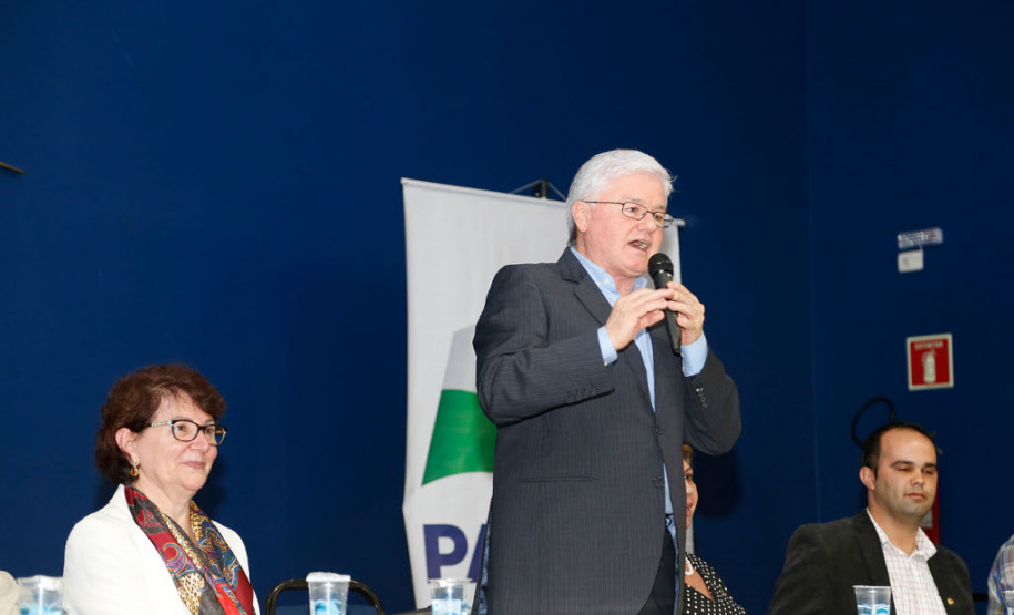 Cerca de 400 pessoas participaram, na noite desta segunda-feira (10), em Curitiba, da abertura do curso de gestão para a terceira turma de diretores de escolas estaduais. Neste grupo estão gestores de escolas da Área Metropolitana Norte, Dois Vizinhos, Francisco Beltrão, Pato Branco e União da Vitória. Iniciado no último dia 3, o curso segue até o dia 28 deste mês.