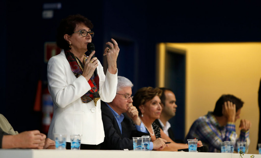 Cerca de 400 pessoas participaram, na noite desta segunda-feira (10), em Curitiba, da abertura do curso de gestão para a terceira turma de diretores de escolas estaduais. Neste grupo estão gestores de escolas da Área Metropolitana Norte, Dois Vizinhos, Francisco Beltrão, Pato Branco e União da Vitória. Iniciado no último dia 3, o curso segue até o dia 28 deste mês.