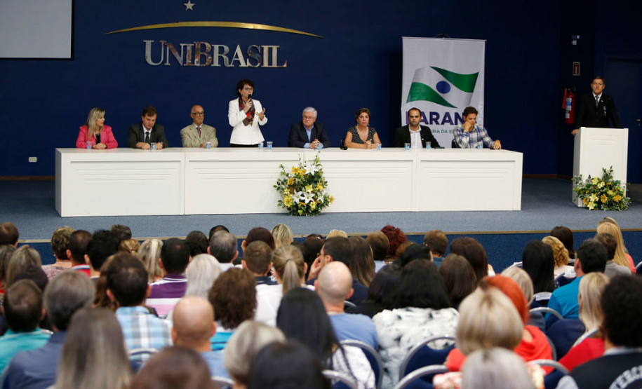Cerca de 400 pessoas participaram, na noite desta segunda-feira (10), em Curitiba, da abertura do curso de gestão para a terceira turma de diretores de escolas estaduais. Neste grupo estão gestores de escolas da Área Metropolitana Norte, Dois Vizinhos, Francisco Beltrão, Pato Branco e União da Vitória. Iniciado no último dia 3, o curso segue até o dia 28 deste mês.