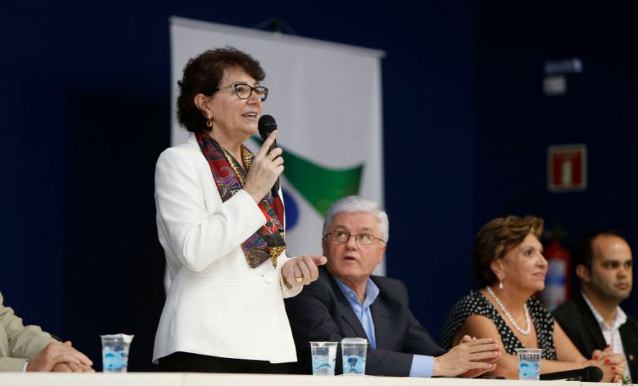 Cerca de 400 pessoas participaram, na noite desta segunda-feira (10), em Curitiba, da abertura do curso de gestão para a terceira turma de diretores de escolas estaduais. Neste grupo estão gestores de escolas da Área Metropolitana Norte, Dois Vizinhos, Francisco Beltrão, Pato Branco e União da Vitória. Iniciado no último dia 3, o curso segue até o dia 28 deste mês.