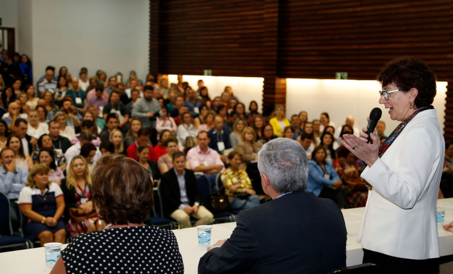 Cerca de 400 pessoas participaram, na noite desta segunda-feira (10), em Curitiba, da abertura do curso de gestão para a terceira turma de diretores de escolas estaduais. Neste grupo estão gestores de escolas da Área Metropolitana Norte, Dois Vizinhos, Francisco Beltrão, Pato Branco e União da Vitória. Iniciado no último dia 3, o curso segue até o dia 28 deste mês.